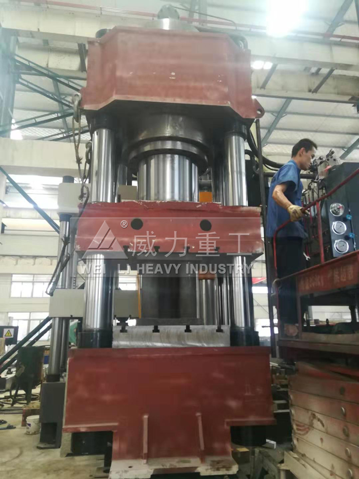 1200吨四柱油压机用于热锻加工